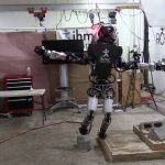 Imagem relacionada a Robô Atlas da Boston Dynamics mostra ter ótimo equilíbrio