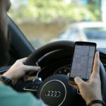 Imagem relacionada a Motorista será multado ao usar celular no semáforo