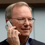 Imagem relacionada a Eric Schmidt aparece usando o Moto X