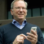 Imagem relacionada a Eric Schmidt aparece usando o Moto X