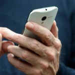 Imagem relacionada a Eric Schmidt aparece usando o Moto X