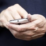 Imagem relacionada a Eric Schmidt aparece usando o Moto X