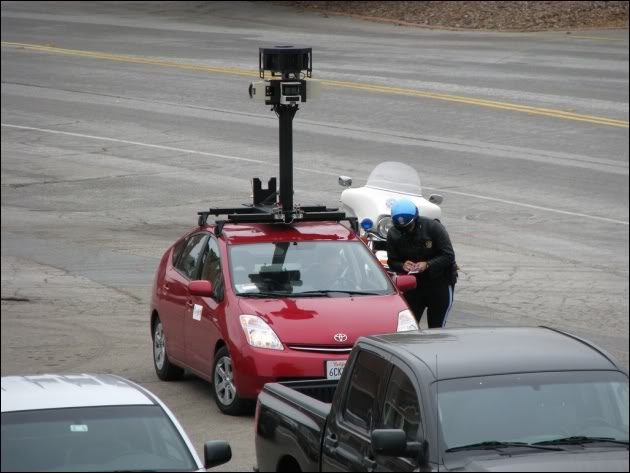 Imagem relacionada a Imagem do Dia: Policial multa carro do Google Street View