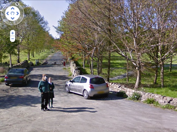 Imagem relacionada a Homem-cabeça-de-cavalo reaparece no Google Street View