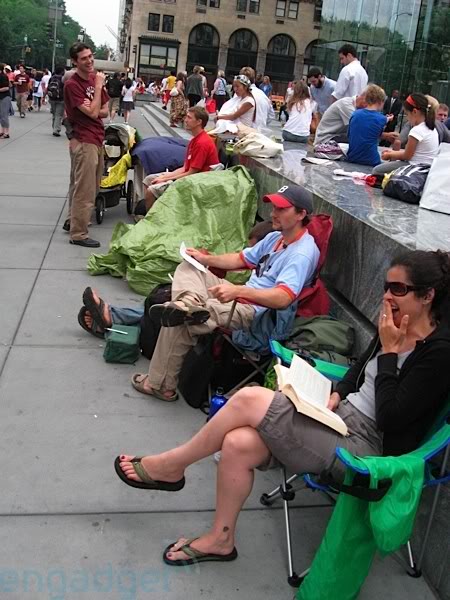 Imagem relacionada a Imagem do Dia: A Fila pelo iPhone 3G