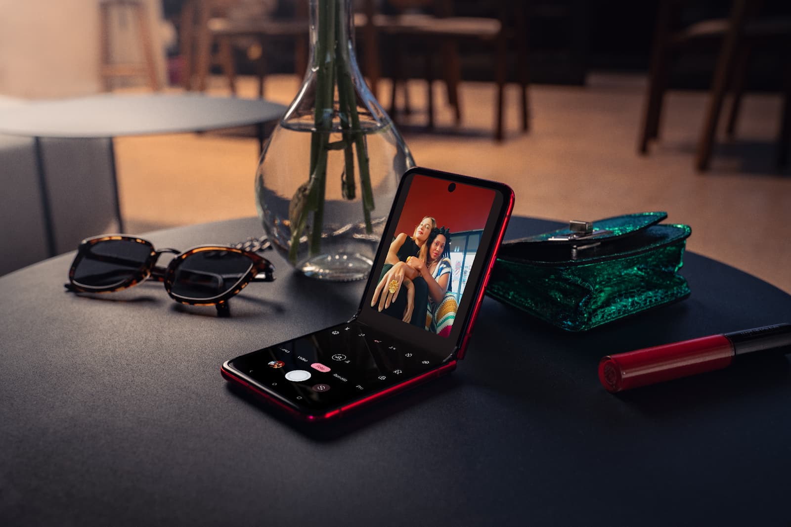 Imagem relacionada a Motorola apresenta nova geração de smartphones dobráveis: Motorola razr 40 ultra e o Motorola razr 40