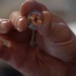 Imagem relacionada a Elon Musk mostra implante cerebral Neuralink