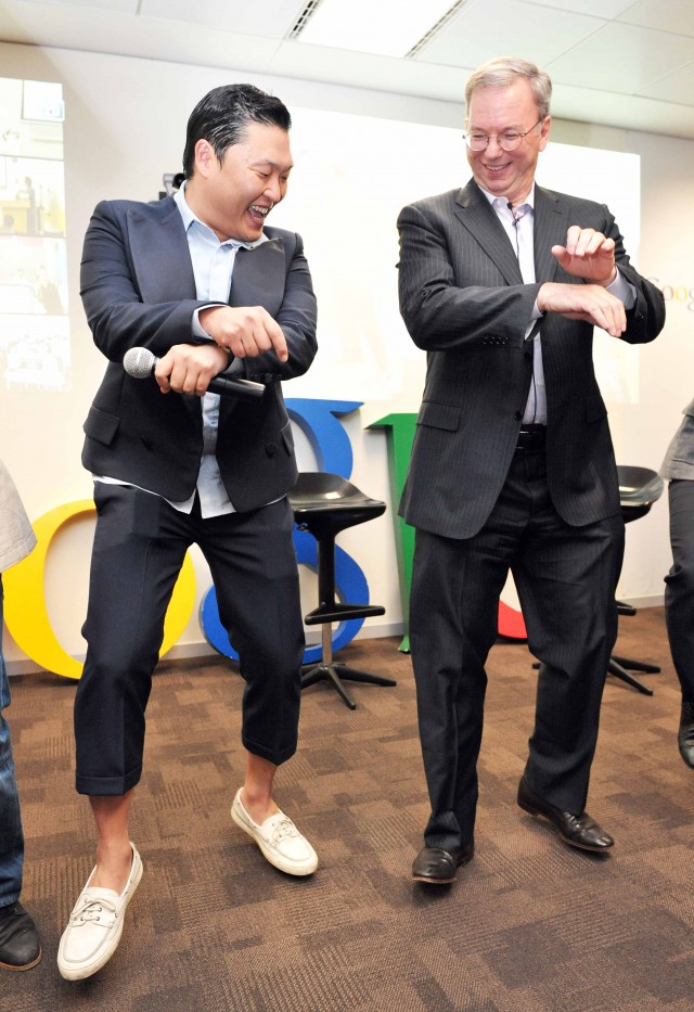 Imagem relacionada a Eric Schmidt e Psy dançam 'Gangnam Style' em visita ao Google na Coreia