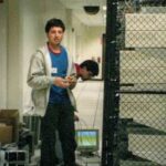 Imagem relacionada a 23 anos atrás: Sergey Brin montando o primeiro data center do Google