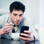 Imagem relacionada a Por que assistimos a vídeos do YouTube e TikTok repetidamente?